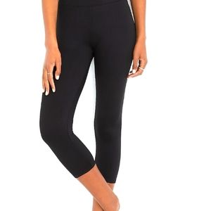•NEW! Women's Sz XL Black Capri Leggings!•